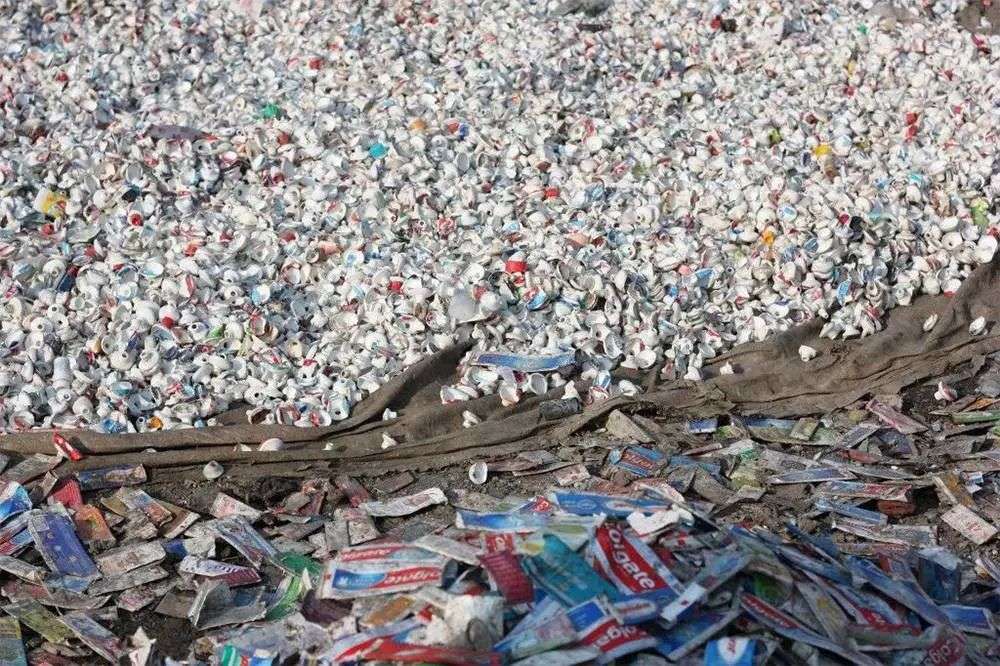 再也不用「擠牙膏」,高露潔換上的「潤(rùn)滑劑」包裝,讓牙膏從此一滴不剩 再也不用「擠牙膏」,高露潔換上的「潤(rùn)滑劑」包裝,讓牙膏從此一滴不剩